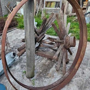 Masas, rayos, aros de rueda, elásticos, eje y más accesorios antiguos de carreta - imagen 6