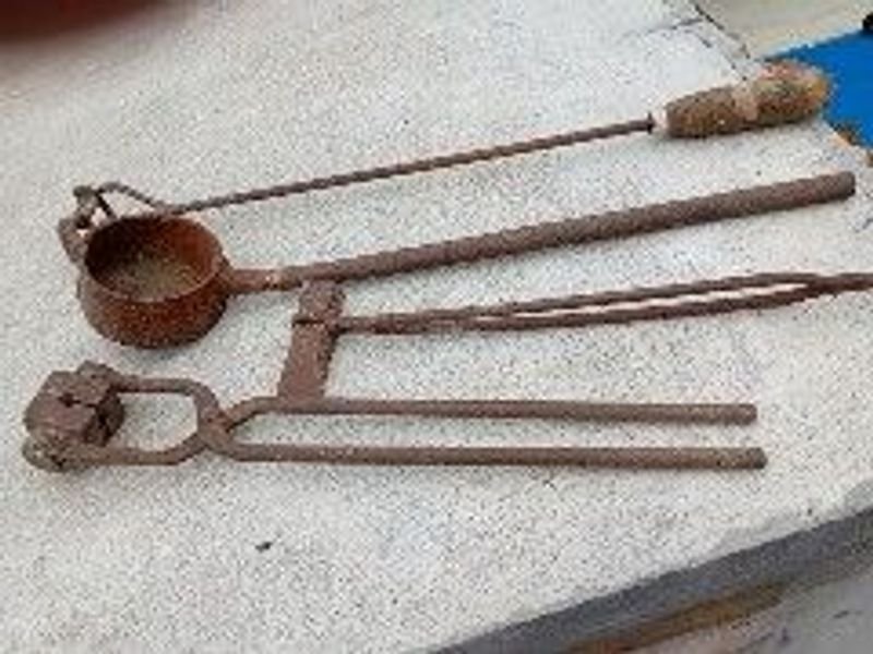Crisol, Cuchara de Colada, Molde para Balas y Herrador de Ganado
