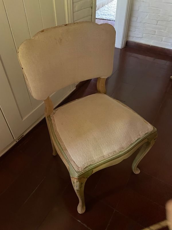 Silla de madera con tapicería beige - imagen 4