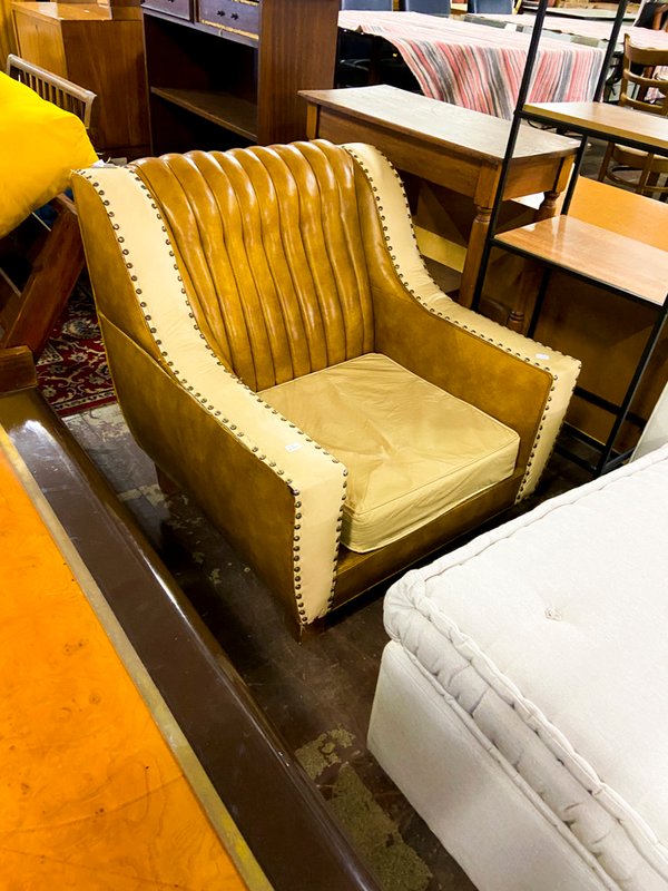 Sillón Chester Tapizado en Cuero y Tela Color Tostado - imagen 1