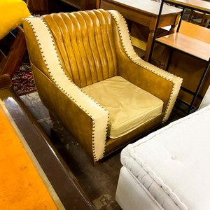 Lote siguiente: Sillón Chester Tapizado en Cuero y Tela Color Tostado