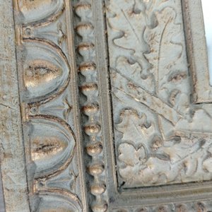 Espejo Rectangular con Marco Ornamentado en Relieve Dorado - imagen 5