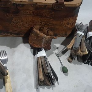 Matera de Cuero con Cubiertos Varios - imagen 2