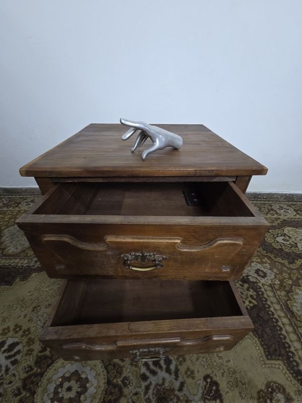 Antigua cajonera de madera con detalles de plata - imagen 6