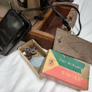 Máquina de Coser Eléctrica Singer Clásica Metálica con Accesorios y Bobina - imagen 6