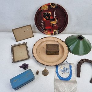 Lote de Adornos y Objetos Varios: Bandeja Chocolate, Marcos, Campana y Herradura - imagen 3