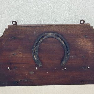 Llavero Decorativo de Herradura y Herrajes en Madera - imagen 2