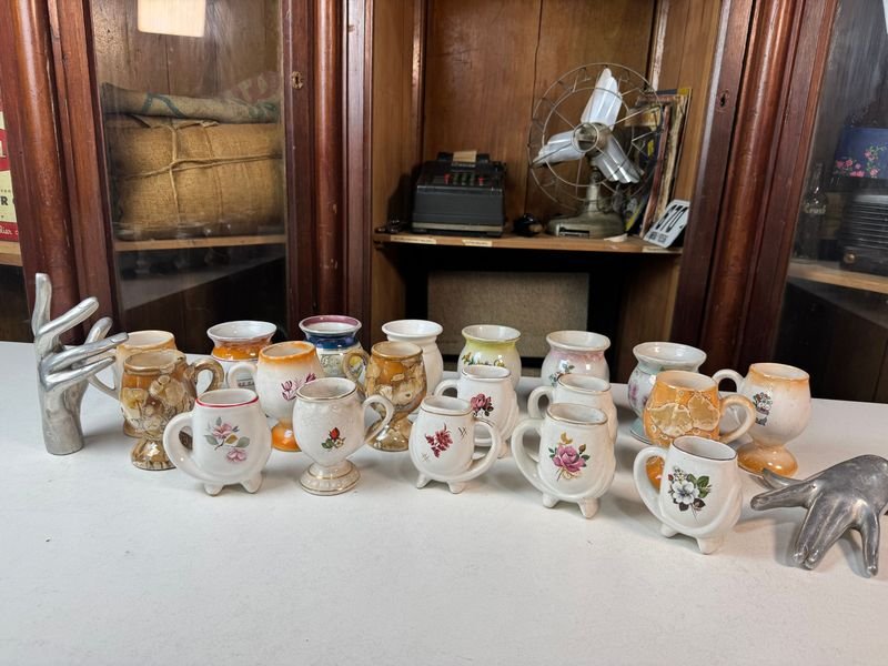 Colección de vasijas cerámicas en diferentes tamaños y colores