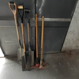 Lote siguiente: Lote de 3 Palas y 2 Picos