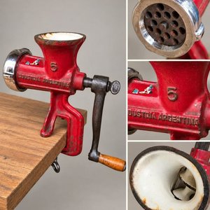 Lote siguiente: Antigua Máquina de Picar Carne Nº 5 Industria Argentina Roja