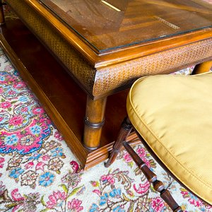 Sofá de mimbre con almohadones y mesa ratona de madera - imagen 4