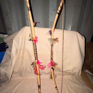 Arcos y Flechas Decorativos con Grabado y Plumas - imagen 1