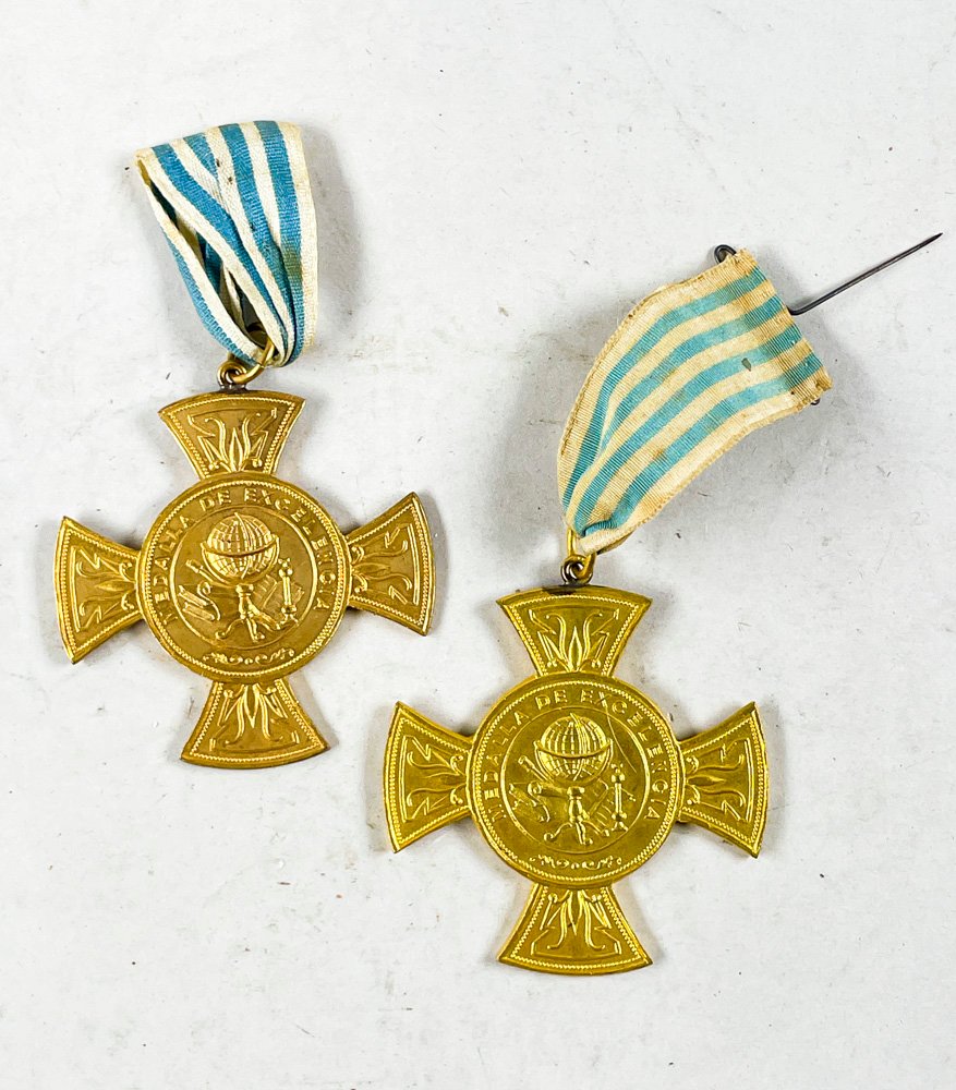 Dos medalla de la Excelencia