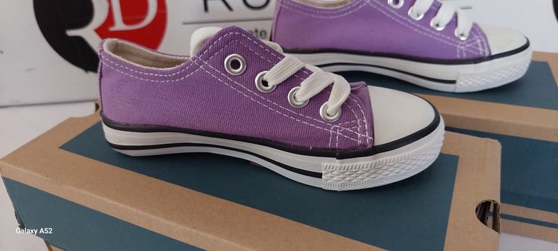 Zapatillas Converse de color morado - imagen 2