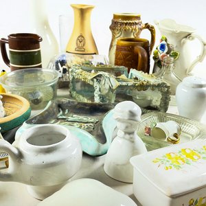 Lote de Objetos Decorativos: Jarras, Cenicero, Figuras y Más - imagen 3