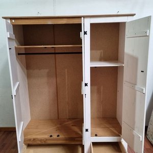 L 966 - Robusto ropero en madera combinada de tres puertas con estantes, barral y dos cajones inferiores, ideal para dormitorio o - imagen 2