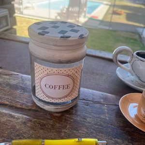 Conjunto de Pocillos de Porcelana con Platillos, Frasco para Café y Salsero de Cerámica - imagen 4