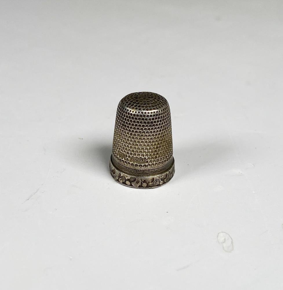 Dedal de Plata con Grabados Decorativos