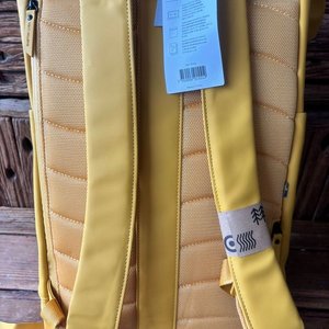 Mochila Gastón Luga Amarilla Impermeable para Notebook - imagen 6
