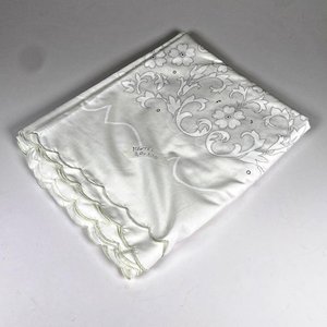 Lote siguiente: Mantel de Hilo Blanco con Bordado Floral y Borde Ondulado