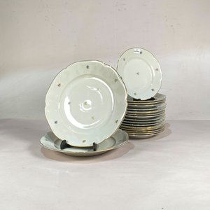 Lote siguiente: Juego de Loza Checoslovaca con Decorado Floral: 2 Fuentes y 17 Platos