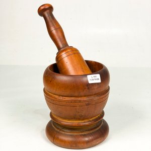 Mortero de Madera con Mazo y Pequeña Fisura - imagen 2