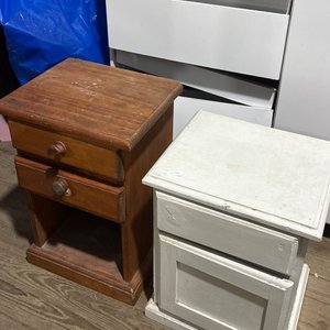 Lote anterior: Par de Mesas de Luz de Madera