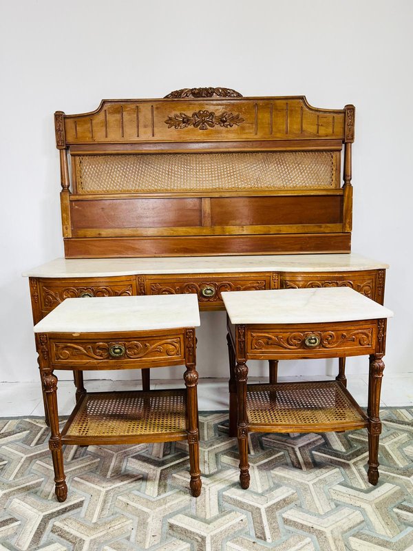 Conjunto de Muebles de Cedro con Tapa de Mármol: Dressoire y Dos Mesas de Luz - imagen 1