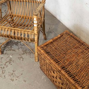 Lote de Muebles: Sillón de Mimbre, Baúl y Silla Blanca de PVC - imagen 3