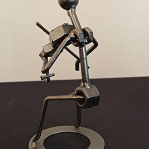 Escultura Artesanal "Violinista" en Metal Estilo Industrial - imagen 7