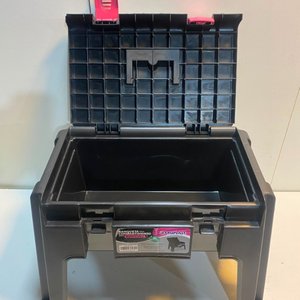 Banqueta Plástica Negra con Compartimento Organizador y Detalles Rosas - imagen 5
