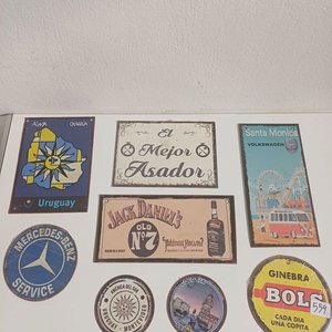 Lote siguiente: Lote de 8 Chapas Vintage: Mercedes, Jack Daniels, BOLS Ginebra, Uruguay y más