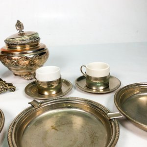 Lote de Metal Vintage: Servilletero, Azucarero, Pocillos y Bandejas - imagen 4