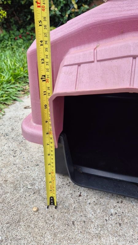 Casa de Perro de Plástico con Diseño de Granero - imagen 8