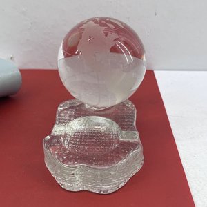Cenicero de Vidrio Prensado con Globo Terráqueo y Continentes Esmerilados - imagen 4