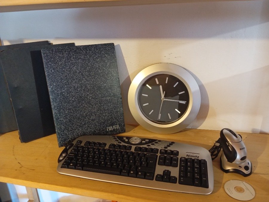Lote siguiente: Teclado y reloj de pared con biblioratos para archivo