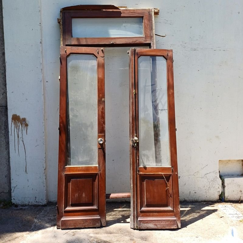 Lote siguiente: Puerta de cedro con marco y ventanas
