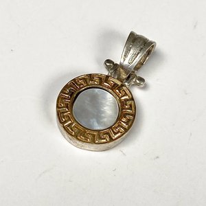 Dos Colgantes de Plata con Diseños Distintivos - imagen 3