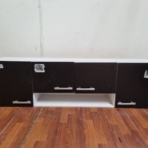 Lote anterior: Rack o Mesa de TV moderna en blanco y negro con puertas y estante