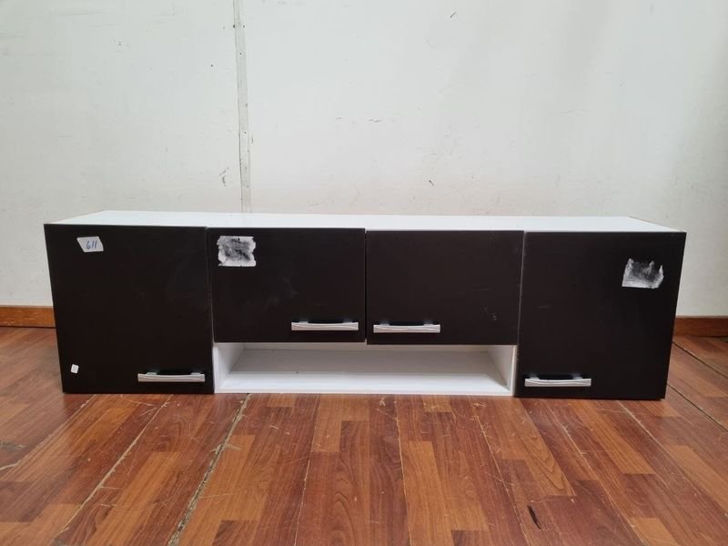 Rack o Mesa de TV moderna en blanco y negro con puertas y estante
