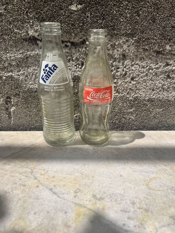 Dos botellas de vidrio - Fanta y Coca Cola - imagen 3