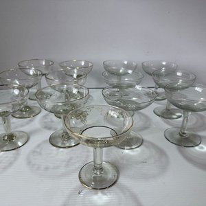 Juego de 13 Copas de Champagne Antiguas con Borde Dorado - imagen 1