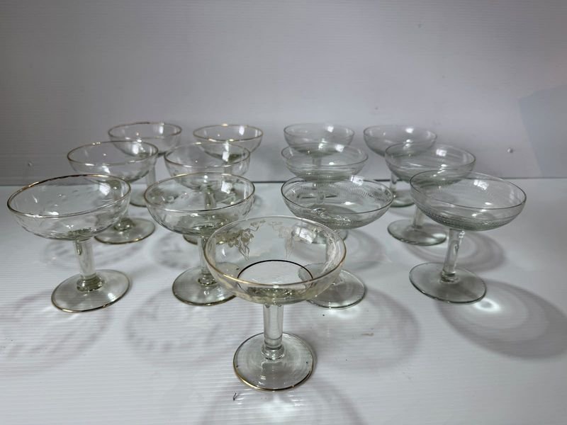 Juego de 13 Copas de Champagne Antiguas con Borde Dorado