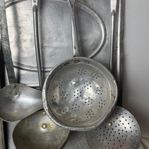Ganchera Antigua de Aluminio con Accesorios de Cocina - imagen 5
