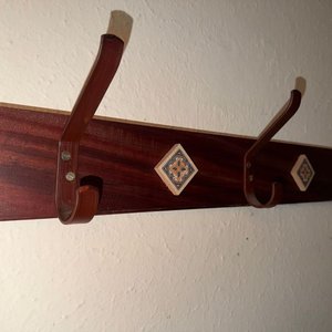Juego de 2 Gancheras de Pared de Madera con Azulejos Decorativos - imagen 2