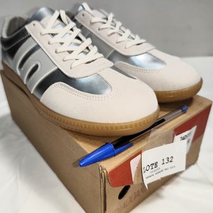 Lote siguiente: Zapatillas Deportivas Plateadas de Eco Cuero Náutico Talle 43 (42 UY)