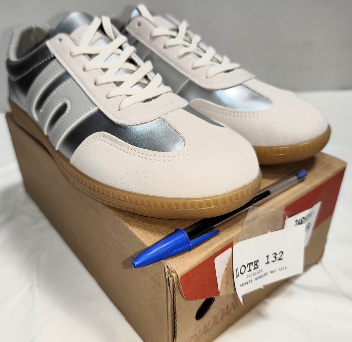Zapatillas Deportivas Plateadas de Eco Cuero Náutico Talle 43 (42 UY)