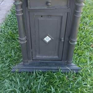 Esquinero Antiguo de Madera Oscura con Puerta y Estantes - imagen 2