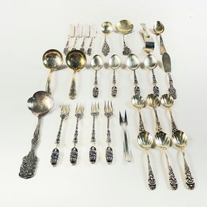 Lote anterior: Veintisiete Piezas de Metal con Cabo Labrado: Cuchillos de Postre, Cucharas de Té y Pinza