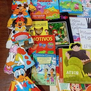 Lote de Libros Infantiles y Sombreros de Cumpleaños Temáticos Disney - imagen 8